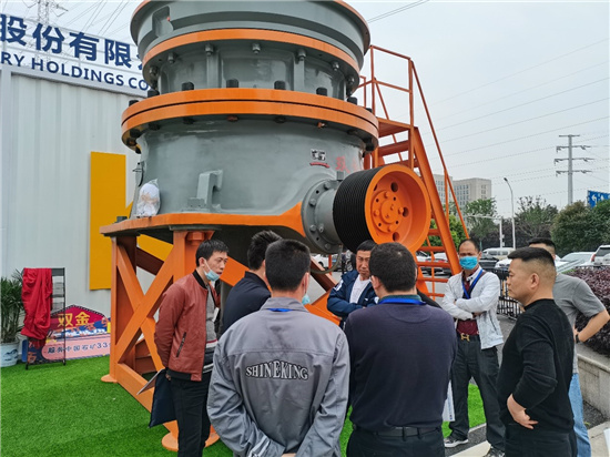 客户参观双金机械小型液压旋回破碎机