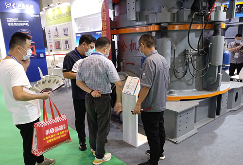 众多客户莅临双金展位参观交流HP500多缸圆锥机