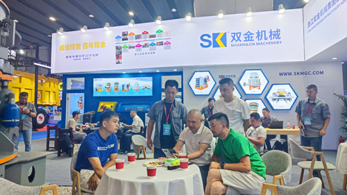 众多客户到双金展位前咨询交流多缸圆锥机