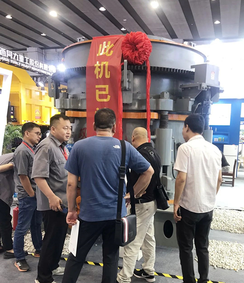 众多客户到双金展位前咨询交流多缸液压圆锥机